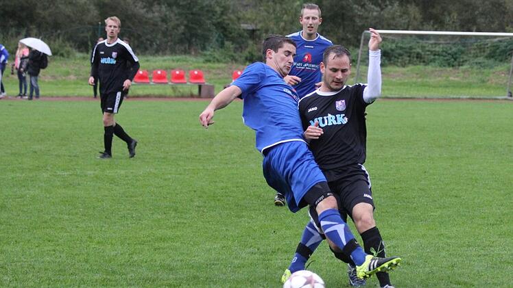 Simon Bube (r.) brachte den FC Eintracht früh in Führung. Hier wird er zwar von Waischenfelds Kapitän Oliver Meidenbauer gestört, am Ende siegte der Bezirksligist aber klar mit 6:1. Markus Schütz/anpfiff.info