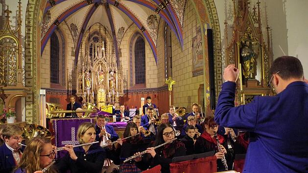 Mit einem "Konzert der Besinnlichkeit" erfreuten 40 Mitwirkende des Musikvereins Neukenroth unter der Leitung von Kreisdirigent Roman Steigher in der Pfarrkirche St. Katharina zahlreiche Besucher. Foto: Gerd Fleischmann