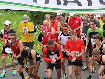 Startschuss für den Karl und Helmut Will-Gedächtnislauf des SC Motten: Die Uhren laufen schon, die Läufer setzen sich einen Moment später in Bewegung.Sebastian Schmitt