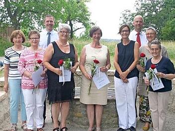 Langjähre Mitglieder wurden beim Marienverein Mönchröden geehrt (von links): Zweite Vorsitzende Christel Zschach, Irmgard Wengert, Bürgermeister Marco Steiner, Marion Eichhorn, Ulricke Schühmann, Vorsitzende Sylvia Lieb, BRK-Kreisgeschäftsführer Juergen Beninga, Christel Probst und Karin Sitter. Foto: Martin Rebhan