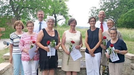 Langj&auml;hre Mitglieder wurden beim Marienverein M&ouml;nchr&ouml;den geehrt (von links): Zweite Vorsitzende Christel Zschach, Irmgard Wengert, B&uuml;rgermeister Marco Steiner, Marion Eichhorn, Ulricke Sch&uuml;hmann, Vorsitzende Sylvia Lieb, BRK-Kreisgesch&auml;ftsf&uuml;hrer Juergen Beninga, Christel Probst und Karin Sitter. Foto: Martin Rebhan