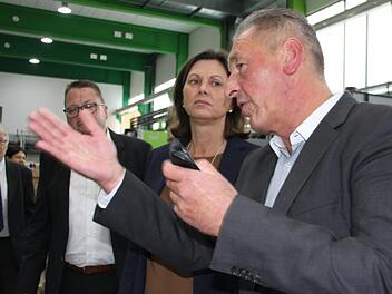 Ministerin Ilse Aigner hörte Geschäftsführer Rolf Petz (r.) aufmerksam zu. Foto: Veronika Schadeck