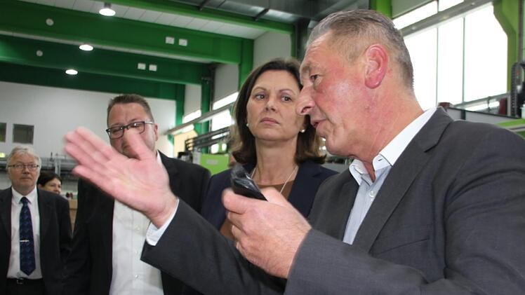 Ministerin Ilse Aigner hörte Geschäftsführer Rolf Petz (r.) aufmerksam zu. Foto: Veronika Schadeck