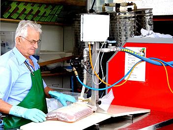 Georg Hofmann beim Abf&uuml;llen Foto: Roland Dietz