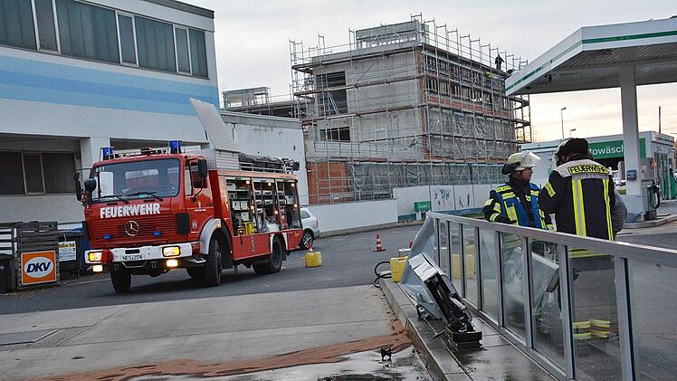 Beim Durchfahren einer Tankstelle in Bad Neustadt hat ein Lkw eine   Dieseltanksäule abgerissen. Foto: Hanns Friedrich