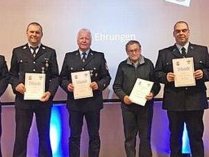 Ehrungen (von links) 1. Vorstand Georg Glykos, Steffen Biemüller, Karl Schneider, Gottfried Schimetschek, Thomas Wießner sowie 1. Kommandant Holger Amend.  Foto: Benedikt Schottdorf