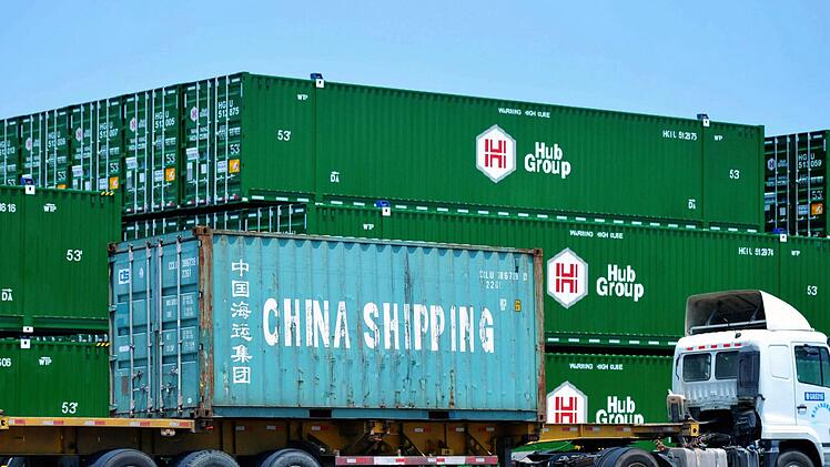 Ein Lkw befördert Container im Hafen von Qingdao.  Chinatopix, dpa