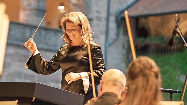 Ljubka Biagioni zu Guttenberg dirigiert am Muttertag in der Dr.-Stammberger-Halle das renommierte Bohemian Symphony Orchestra Prague