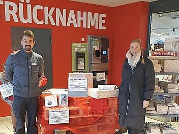 Die Rewe Martin Kolbe OHG aus Altenkunstadt übergab 50 Geschenke, die sie gemeinsam mit den Kundinnen und Kunden erworben hatten, an die Geschwister-Gummi-Stiftung und die Diakonie Kulmbach.