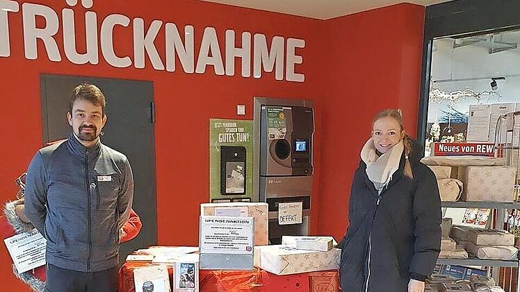 Die Rewe Martin Kolbe OHG aus Altenkunstadt übergab 50 Geschenke, die sie gemeinsam mit den Kundinnen und Kunden erworben hatten, an die Geschwister-Gummi-Stiftung und die Diakonie Kulmbach.