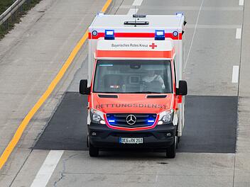 A7 im Kreis Ansbach: Fahrer verliert Bewusstsein - Auto kracht gegen Geländer