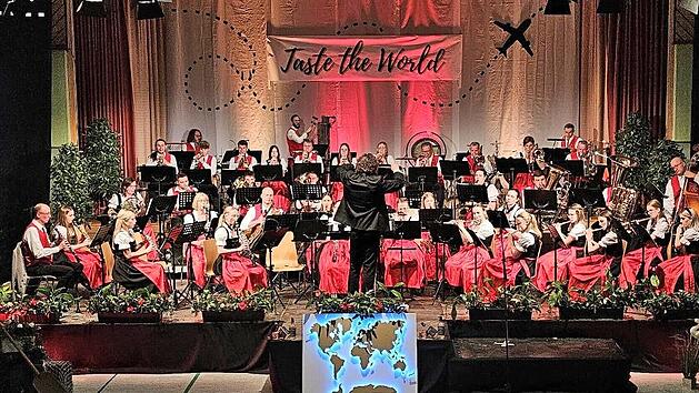 Das Große Blasorchester reiste bei der Veranstaltung „Musik und Genuss“ durch die Welt.