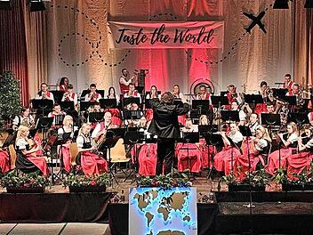 Das Große Blasorchester reiste bei der Veranstaltung „Musik und Genuss“ durch die Welt.