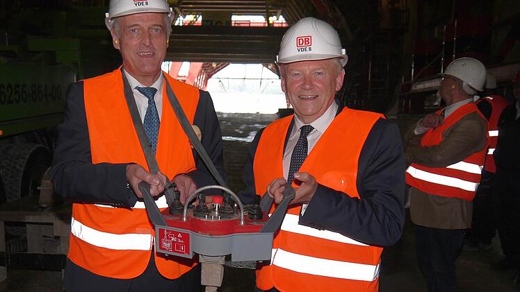 Auf die Plätze, Beton, marsch! Bahn-Chef Rüdiger Grube (rechts) und Bundesverkehrsminister Peter Ramsauer gestern im Tunnel Höhnberg bei Niederfüllbach selbst Hand an.  Fotos: Berthold Köhler