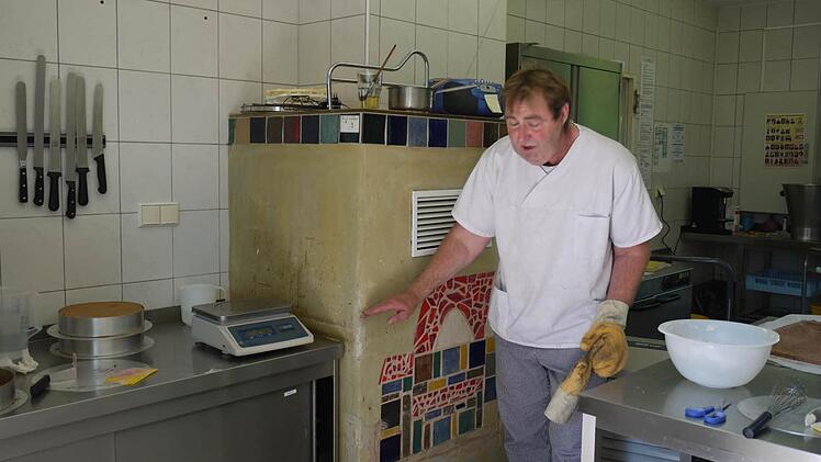 In der Bäckerei zeigt Günter Nützel, wie hoch das Wasser stand: bis über die Arbeitsplatten.  Fotos: Pauline Lindner