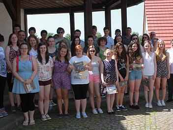 Die Gäste aus Schottland mit Schulleiter Klauspeter Schmitt (Vierter von links) und Zweiter Bürgermeisterin Gabriele Rögner (rechts).  Foto: Becht