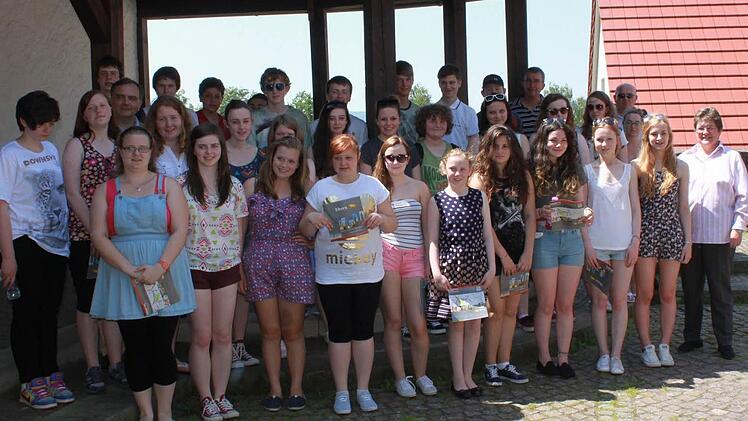 Die Gäste aus Schottland mit Schulleiter Klauspeter Schmitt (Vierter von links) und Zweiter Bürgermeisterin Gabriele Rögner (rechts).  Foto: Becht