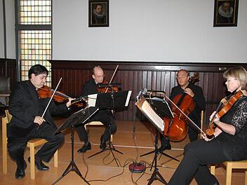Raúl Teo Arias, Andreas Lucke (Violine), Karlheinz Busch (Cello) und Lois Landsverk formieren das Bamberger Streichquartett. Im historischen Ratssaal in Kronach verzauberte das Quartette.  Foto: Sonja Adam