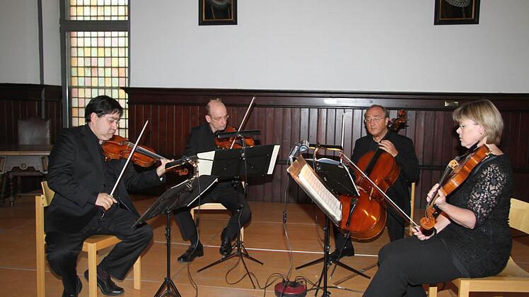Raúl Teo Arias, Andreas Lucke (Violine), Karlheinz Busch (Cello) und Lois Landsverk formieren das Bamberger Streichquartett. Im historischen Ratssaal in Kronach verzauberte das Quartette.  Foto: Sonja Adam