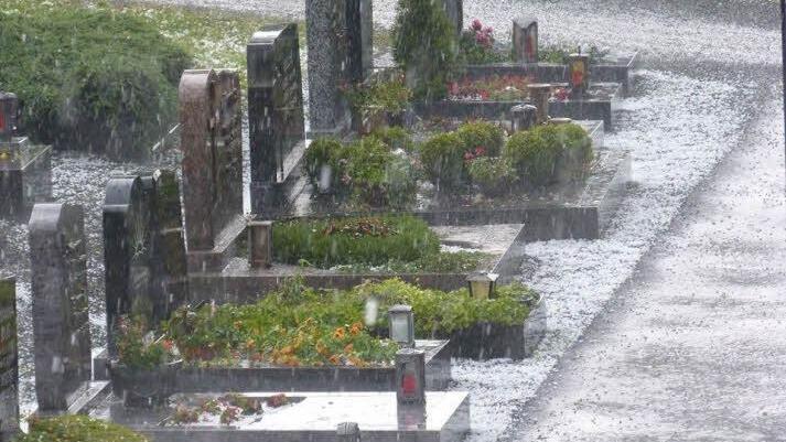 Auch der Friedhof in Nordhalben wurde vom Hagel bedeckt. Foto: Jennifer Kürschner