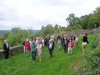 Altbürgermeister Otmar Pfister erläuterte den Besuchern die Geschichte der Trimburg.  Foto: Dieter Galm