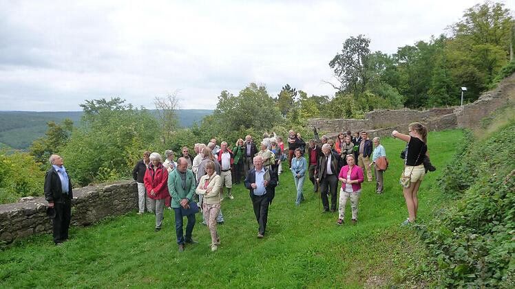 Altbürgermeister Otmar Pfister erläuterte den Besuchern die Geschichte der Trimburg.  Foto: Dieter Galm