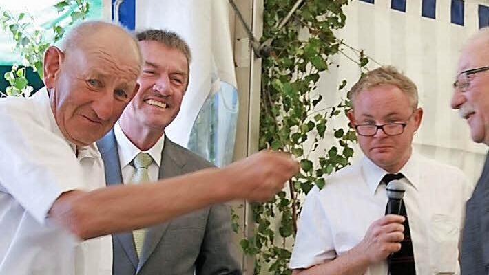 Armin Henkel (links) war vor 50 Jahren dabei, als in Oehrberg die DJK gegründet wurde. Er und weitere Gründungsmitglieder wurden am Sonntag bei einem Vereins-Geburtstagsfest geehrt. Foto: Gabriele Sell