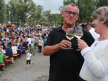 Roland Mahr, Vorsitzender des Organisationskomitees Altmain-Weinfest, stößt mit Ruth Knorr vom TV Sand auf ein gelungenes Sander Weinfest an - mit alkoholfreiem Wein, der 2015 erstmals ausgeschenkt wurde. Foto: Archiv/Andreas Lösch