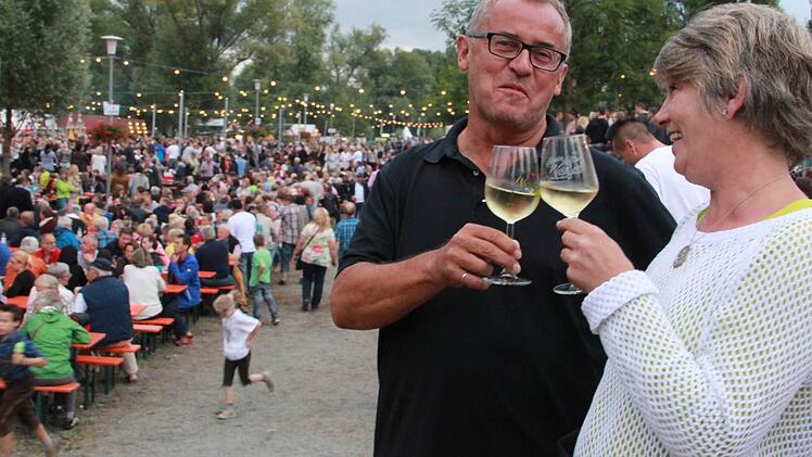 Roland Mahr, Vorsitzender des Organisationskomitees Altmain-Weinfest, stößt mit Ruth Knorr vom TV Sand auf ein gelungenes Sander Weinfest an - mit alkoholfreiem Wein, der 2015 erstmals ausgeschenkt wurde. Foto: Archiv/Andreas Lösch