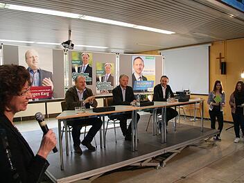 Nicht nur Rektorin Doris Hörath (links) machte die Podiumsdiskussion mit den drei Bürgermeister-Kandidaten Jürgen Karg, Günther Stenglein und Robert Bosch sichtlich Spaß, sondern auch den beiden Moderatorinnen Nadine Berner und Carolin Freimann (von rechts). Foto: Jürgen Gärtner