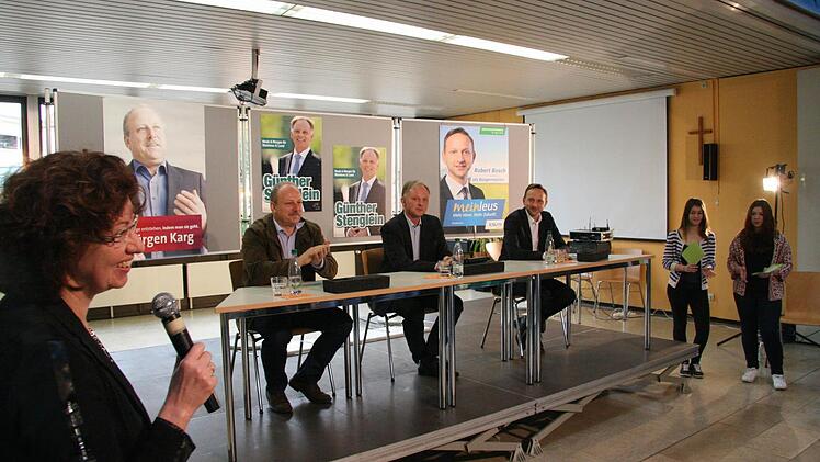 Nicht nur Rektorin Doris Hörath (links) machte die Podiumsdiskussion mit den drei Bürgermeister-Kandidaten Jürgen Karg, Günther Stenglein und Robert Bosch sichtlich Spaß, sondern auch den beiden Moderatorinnen Nadine Berner und Carolin Freimann (von rechts). Foto: Jürgen Gärtner