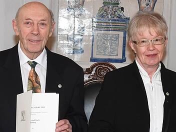 Frisch dekoriert mit dem Ehrenzeichen des bayerischen Ministerpräsidenten: Dagmar Haarkötter und Adolf Koch Foto: Ronald Rinklef