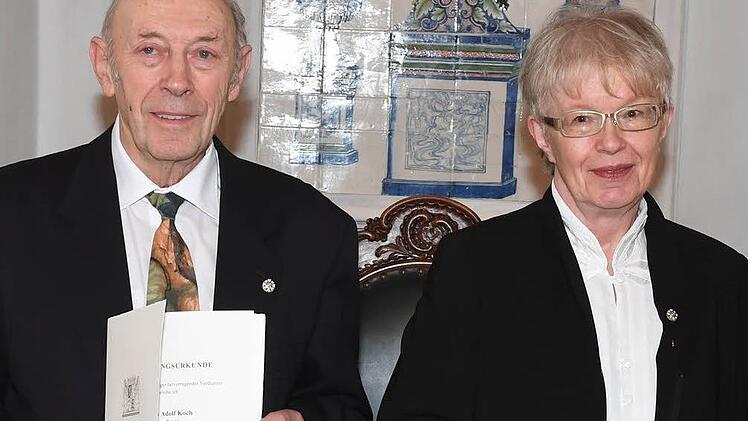 Frisch dekoriert mit dem Ehrenzeichen des bayerischen Ministerpräsidenten: Dagmar Haarkötter und Adolf Koch Foto: Ronald Rinklef