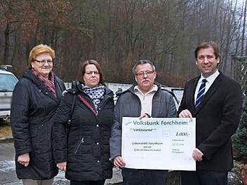 Bei der Spenden&uuml;bergabe  Foto: Daniel Ruckert