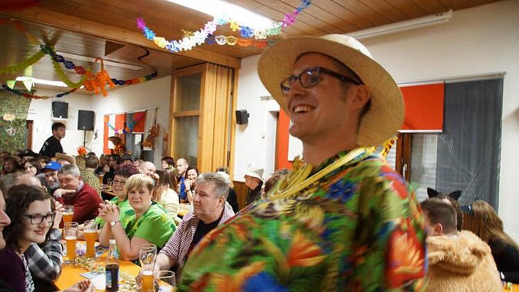 Florian Markert moderierte als Dirk Bach die Veranstaltung. Foto: Anton Then