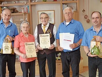 Zwei Urgesteine und Eckpfeiler der Sängervereinigung "Edelweiß" Windheim wurden geehrt (von links): Manfred Fehn (1. Vorsitzender SV Edelweiß Windheim), Adelgunde Neubauer, Günther Neubauer, Bernhard Zipfel (Vorsitzender Sängergruppe Frankenwald), René Gärtner (2. Vorsitzender SV "Edelweiß" Windheim). Foto: K.- H. Hofmann
