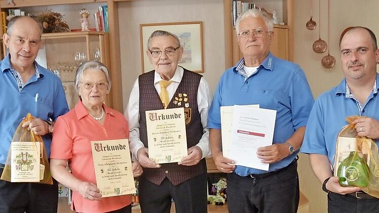Zwei Urgesteine und Eckpfeiler der Sängervereinigung "Edelweiß" Windheim wurden geehrt (von links): Manfred Fehn (1. Vorsitzender SV Edelweiß Windheim), Adelgunde Neubauer, Günther Neubauer, Bernhard Zipfel (Vorsitzender Sängergruppe Frankenwald), René Gärtner (2. Vorsitzender SV "Edelweiß" Windheim). Foto: K.- H. Hofmann