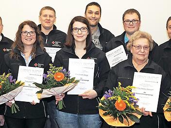 Bei den Ehrungen der BRK-Bereitschaft (von links): Bereitschaftsleiter Dieter Kirstner, Brigitte Körpert, Kreisbereitschaftsleiter Stefan Funck, Linda Toni, Michael Schubart, Carolin Schulz, Manuel Müller, Alexander Toni, Hedwig Absmann, Simon Kremer, Birgit Schwabe und Christian Toni. Foto: Björn Schwabe