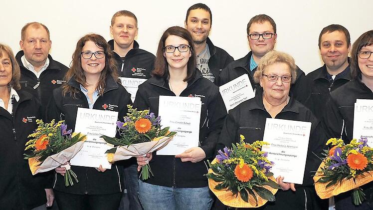 Bei den Ehrungen der BRK-Bereitschaft (von links): Bereitschaftsleiter Dieter Kirstner, Brigitte Körpert, Kreisbereitschaftsleiter Stefan Funck, Linda Toni, Michael Schubart, Carolin Schulz, Manuel Müller, Alexander Toni, Hedwig Absmann, Simon Kremer, Birgit Schwabe und Christian Toni. Foto: Björn Schwabe