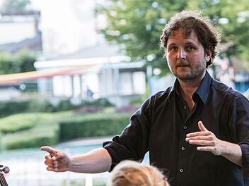Als Einspringer rettete der Dirigent Dominik Tremel das Klassik-Open-Air-Konzert im Freibad Neustadt. Kurzfristig hatte er die Leitung von Hans Stähli übernommen, der aus gesundheitlichen Gründen verhindert war.Foto: Jochen Berger