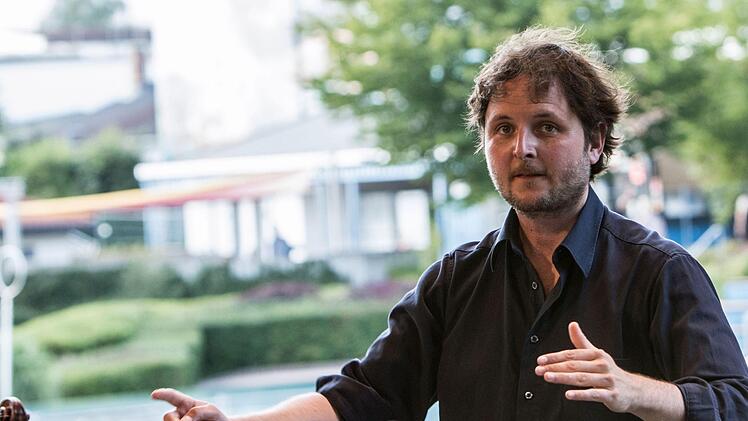 Als Einspringer rettete der Dirigent Dominik Tremel das Klassik-Open-Air-Konzert im Freibad Neustadt. Kurzfristig hatte er die Leitung von Hans Stähli übernommen, der aus gesundheitlichen Gründen verhindert war.Foto: Jochen Berger