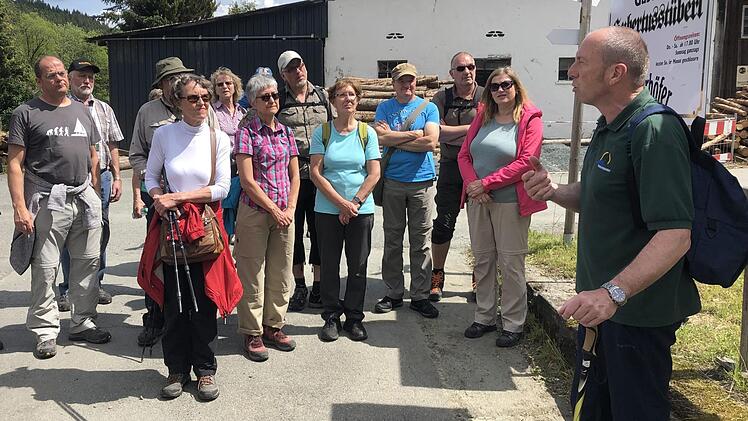 Jürgen Schlee (rechts) vom Frankenwaldverein Wallenfels wusste unterwegs viel Wissenswertes zu berichten. Fotos: Alexander Löffler