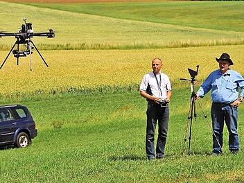 Beim von Werner Friedlein initiierten Pflanzenbautag in Lopp wurde 2015 eine Drohne vorgestellt, an der über eine Wärmebildkamera Schwarzwild in Feldern aufgespürt werden kann. Jetzt ist Friedlein (rechts mit seinem Erkennungszeichen Cowboyhut) als Geschäftsführer des Kulmbacher Maschinenrings verabschiedet worden.