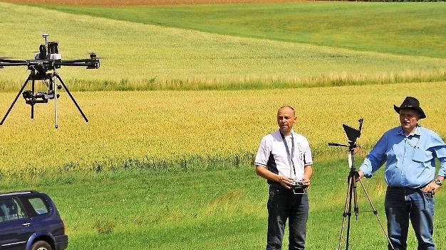 Beim von Werner Friedlein initiierten Pflanzenbautag in Lopp wurde 2015 eine Drohne vorgestellt, an der über eine Wärmebildkamera Schwarzwild in Feldern aufgespürt werden kann. Jetzt ist Friedlein (rechts mit seinem Erkennungszeichen Cowboyhut) als Geschäftsführer des Kulmbacher Maschinenrings verabschiedet worden.
