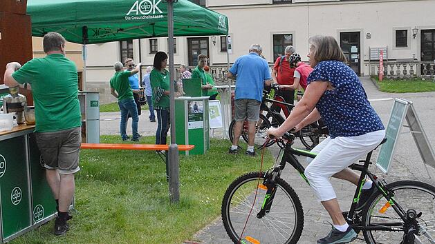 Mit dem Fahrrad konnte man Strom erzeugen und so seinen Fruchtsaft selbst in einem Mixer pressen.