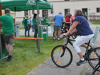 Mit dem Fahrrad konnte man Strom erzeugen und so seinen Fruchtsaft selbst in einem Mixer pressen.