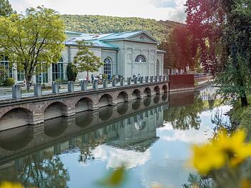 Zum 1. Januar steigt die Kurtaxe in den bayerischen Staatsbädern. 3,90 Euro zahlen Gäste pro Nacht, unter anderem für die Kissinger Kuranlagen.