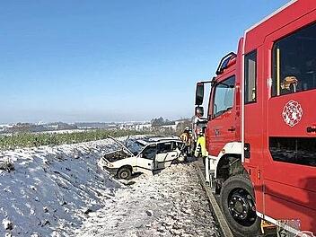 Das Pannenfahrzeug wurde durch den Aufprall vom Stra&szlig;enrand in den Graben gesto&szlig;en.