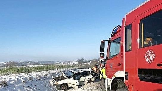 Das Pannenfahrzeug wurde durch den Aufprall vom Stra&szlig;enrand in den Graben gesto&szlig;en.