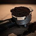 Kaffee ist in Deutschland äußerst beliebt - deshalb bleibt auch viel Kaffeesatz übrig. Diesen solltest du allerdings nicht einfach wegwerfen. Du kannst ihn im Haushalt vielseitig einsetzen. Hier sind 10 Tipps von Öko-Test.